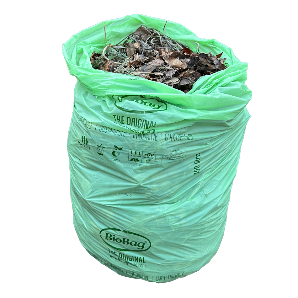 Duży zielony worek BioBag 150 l wypełniony suchymi liśćmi, na białym tle